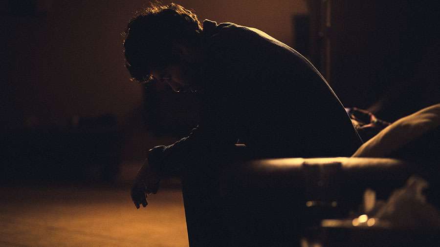 Mann müde traurig im Dunkeln sitzend nachdenklich trauer tot tod keine liebe